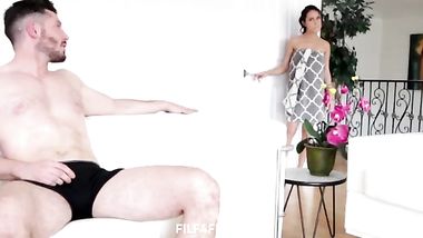 البنت الممحونه خارجة من الحمام مستنية عشيقها اللي قاعد بره عشان ينيكها