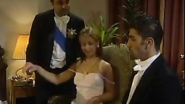 ملك ديوث يطلب من الضيف تظبيط الزوجة