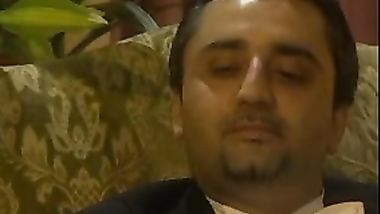 ملك ديوث يطلب من الضيف تظبيط الزوجة