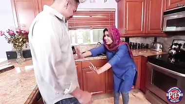 خدامة جية عشان تنضف البيت صاحب البيت سخن عليها الها خدى اللى انت عيزاة