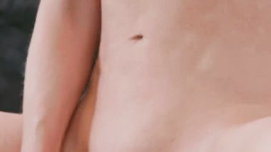 الساخنة الجميلة صاحبت الصدر الكبير و المؤخرة الديدة تأخذ القضيب