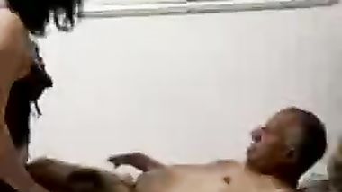 راجل عجوز بينيك مطلقة فرسة فى بيت دعارة