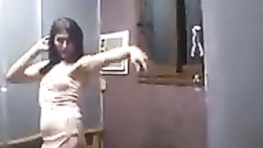 انجى قحبه مصريه ترقص رقص نار بقميصها الوردى