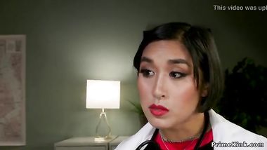 راح يكشف الدكتورة حطيت صبعها في طيزه