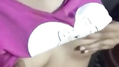 هناء المتناكه بتقلعلى وتفرجنى على جسمها الهايج وتجيب شهوتها عشان زبرى