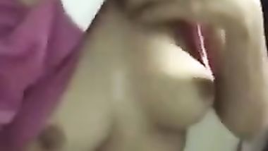 هناء المتناكه بتقلعلى وتفرجنى على جسمها الهايج وتجيب شهوتها عشان زبرى