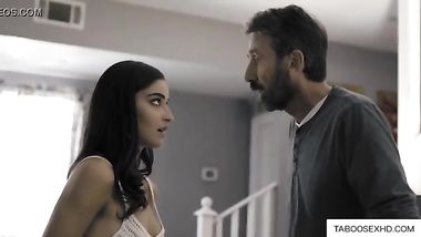 الاب يعاقب بنته بالنيك