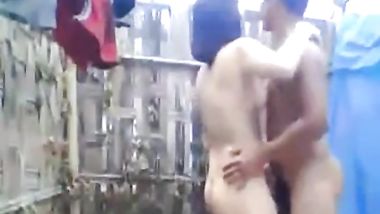 ينيك حبيبتة فى الخلاء ويصورها