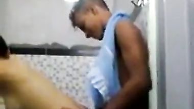 ينيك اختة بالحمام واهلة مش بالبيت