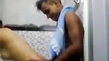 ينيك اختة بالحمام واهلة مش بالبيت