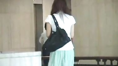 فتاة صغيرة تتعرض للاغتصاب فتتبول علي نفسها حتي يتركها المغتصب