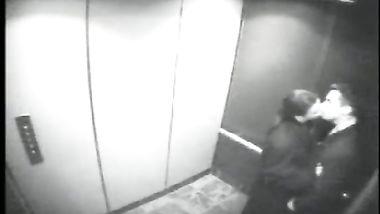 بتمص زبة بقوة في المصعد والكاميرا بتصورهم حقيقي