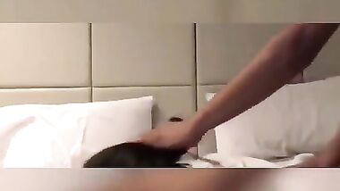 مراهقه كيوته اوى تدخل الحمام وتقلع ملط وتتصور وهيا لتلعب فى كسها وبزاز