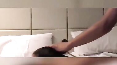 مراهقه كيوته اوى تدخل الحمام وتقلع ملط وتتصور وهيا لتلعب فى كسها وبزاز