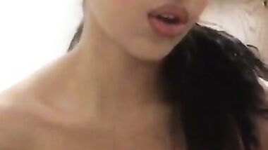 مراهقه كيوته اوى تدخل الحمام وتقلع ملط وتتصور وهيا لتلعب فى كسها وبزاز