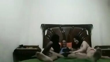 معاه اتنين واحدة تمصله و التانية تقعد ع زوبره نيك