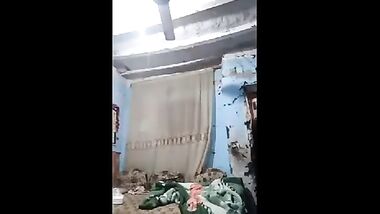 فاتحة الشات وبتفرج الناس على طيازها المدورين وبتقول احلى كلام