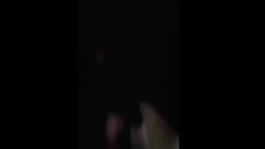 فاتحة الشات وبتفرج الناس على طيازها المدورين وبتقول احلى كلام