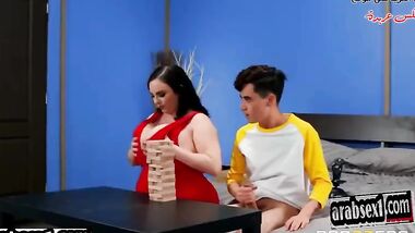 شاب صغير ينيك طيز صديقة امه المربربة مترجم