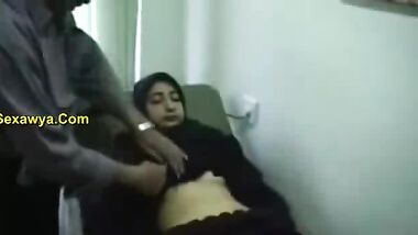 دكتور بيتجسس على العيانين عنده وهو بيكشف عليهم ويقفش فى بزازهم