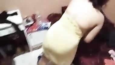 شرموطة اسياوية طالعة من الحمام ملفوفة في فوطة تدلع حبيبها