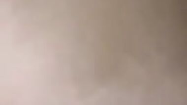 بيقفش في جسمها ويلعبلها في كسها  من تحت الكلوت