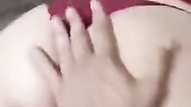 بيقفش في جسمها ويلعبلها في كسها  من تحت الكلوت