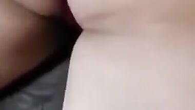 بيقفش في جسمها ويلعبلها في كسها  من تحت الكلوت