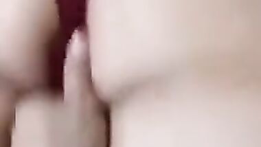 بيقفش في جسمها ويلعبلها في كسها  من تحت الكلوت