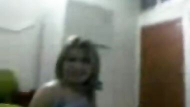 شرموطة شامية تمص لصاحبه زبه وهي مكسوفة