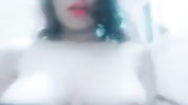 شرموطة مصرية تتمحن وتتشرمط علي الكاميرة وتقول كلام ولا اروع