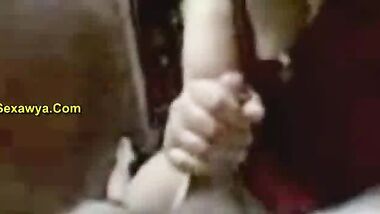 شرموطة خبرة بتتدلع على جوزها ابو زبر كبير وتتناك فى كسها وتصوت احلى اه