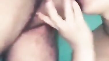 شرموطة تمص الزب باحتراف وتحطه بين بزازها باحتراف