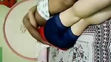 واد هيجان ياخد زميلته فى الكلية شقته ويمسكها يبوسها ويقفش فى جسمها ومن