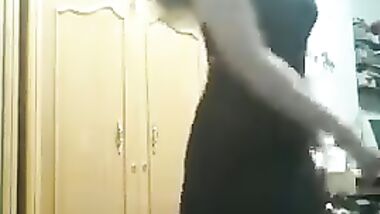 رقصني حبيبي احلى رقص بلدى شرقى فى قوضه النوم بقميص نوم اسود طويل