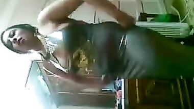 رقص شرقى جنسى ومثير فى قوضه النوم بقميص النوم