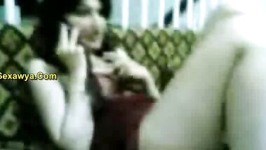 مزة بجسم ابيض يهبل وبزاز ملبن بتكلم حبيبها فى الموبيل واحلى تفريش