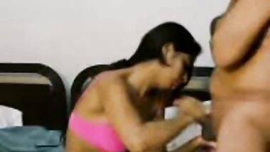 مزه جميله مكسوفه تمسك زبره تلحسه ويكيفها تفريش ولعب جامده اوى