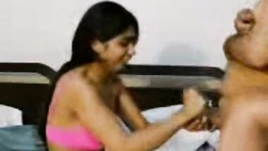 مزه جميله مكسوفه تمسك زبره تلحسه ويكيفها تفريش ولعب جامده اوى