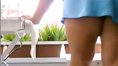 مى بتقعد وتصور نفسها لخطيبها وهى بتلعب فى كسها وبززها وتقوله وحشتنى