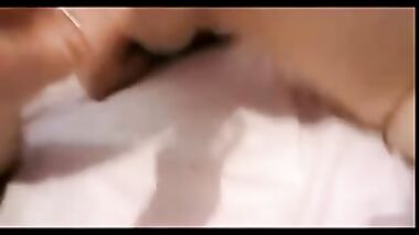 مكسوفه ومخبيه وشها من الكاميرا يقلعها وهى نايمه ويقطع طيزها نيك